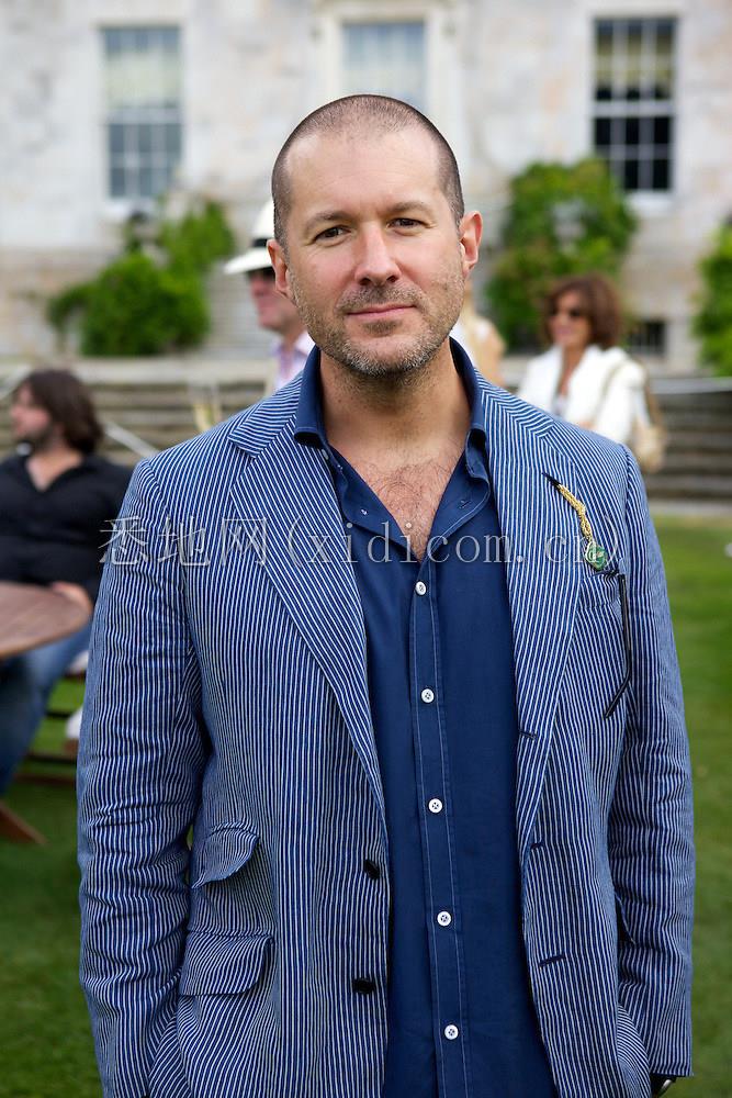 Jonathan_Ive_(OTRS).jpg