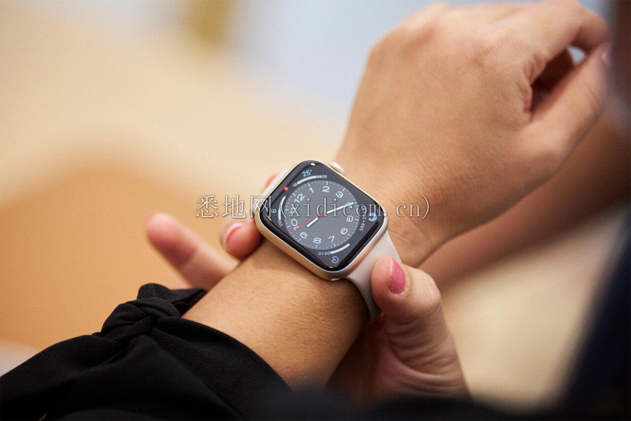 Apple-Orchard-Road-Singapore-trying-Apple-Watch-220916_big.jpg.large_2x.jpg