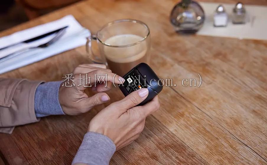 JBL_Tour_Pro_2_Lifestyle_Image_Black_Smart_Case_904x560.png